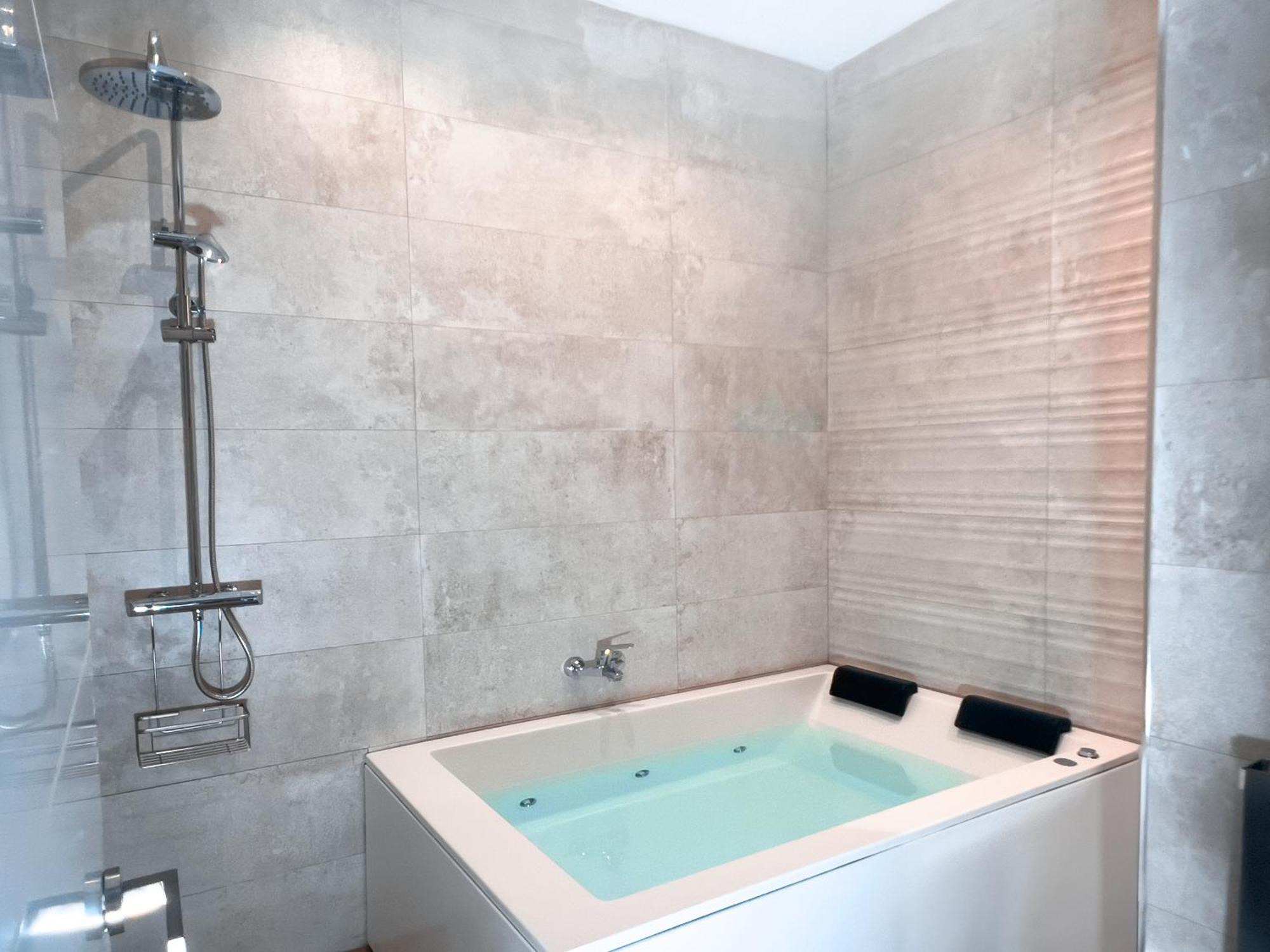 Acogedor Estudio En Triana Con Jacuzzi Y Wifi Séville Extérieur photo