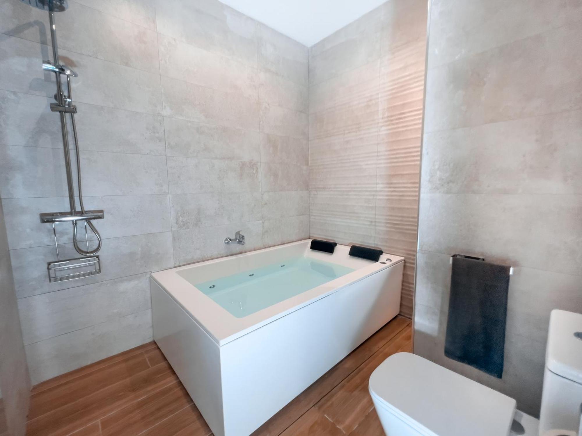 Acogedor Estudio En Triana Con Jacuzzi Y Wifi Séville Extérieur photo